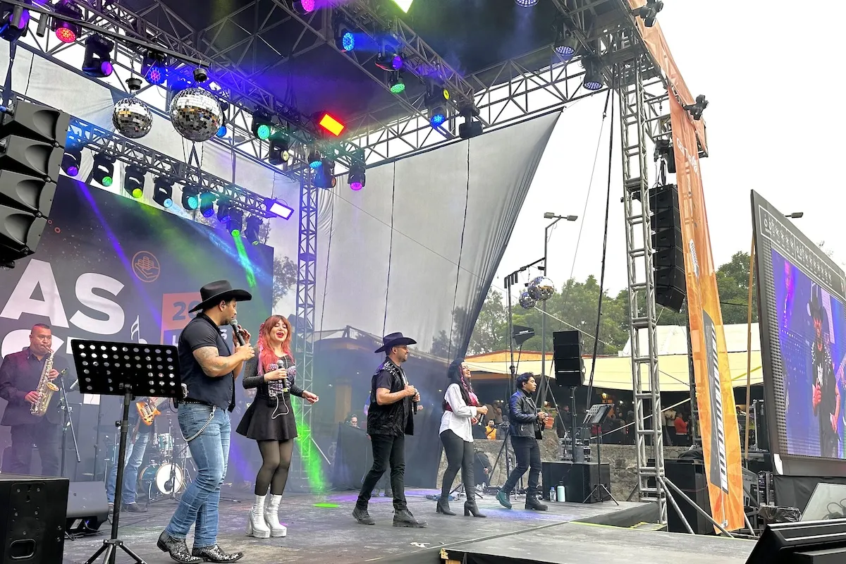 Espectáculo musical para festival con gran escenografía