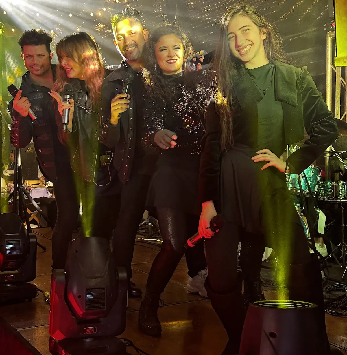 Grupo musical versátil en vivo animando evento