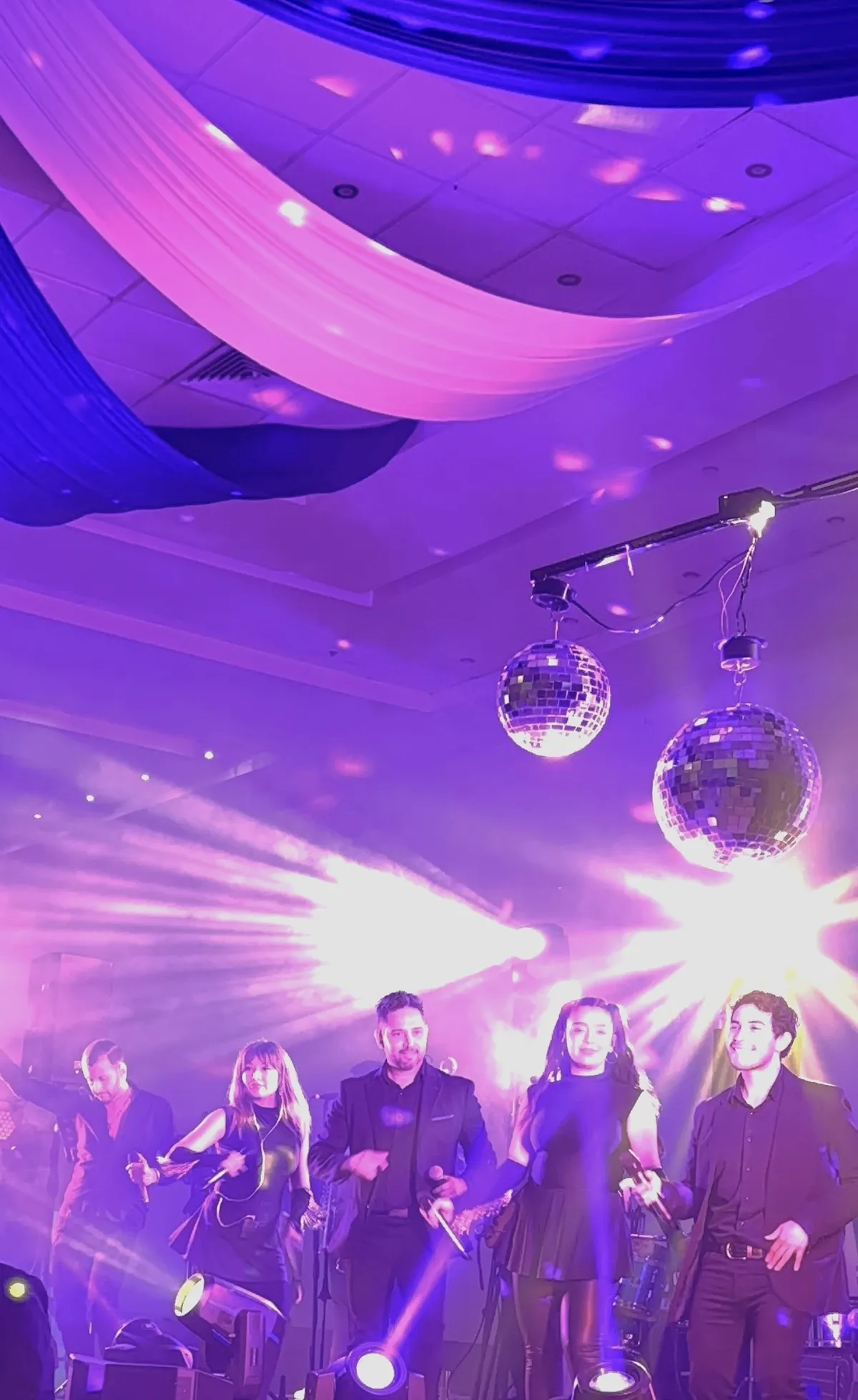 Amatista Sonando Cumbia en evento WTC fondo negro
